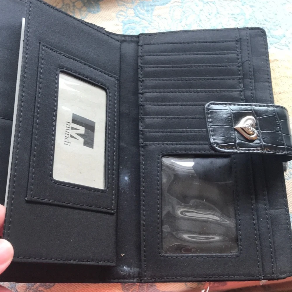 Snap clutch wallet by mundo black NWT vegan alligator